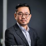 伊人在线产品设计总监赵思远先生职业照，UX设计专家，曾荣获多项国际设计大奖