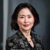 伊人在线内容总监王雅琴女士职业照，资深影视版权专家，拥有丰富的国内外版权采购谈判经验
